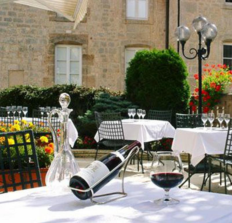 Logis Hôtel Le Cheval Blanc Langres Buitenkant foto